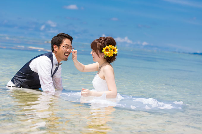 ドレスを着たまま石垣島の海に入ってフォトウェディング