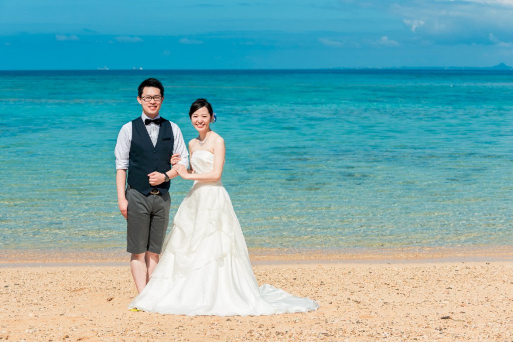 沖縄フォトウェディング先輩花嫁のＡラインドレス