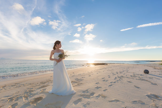 沖縄フォトウェディング先輩花嫁のエンパイアラインドレス