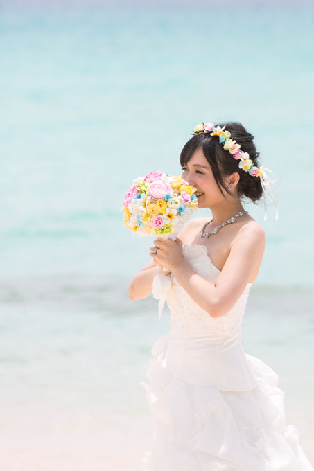 沖縄のビーチフォトにピッタリのパステルカラーの花冠と遊びのある髪型が魅力
