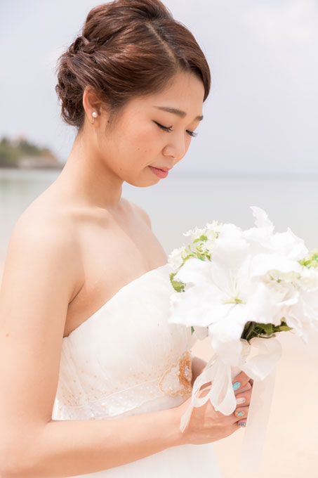 シンプルなアップの髪型が花嫁の持つピュアな魅力を引き出してくれる