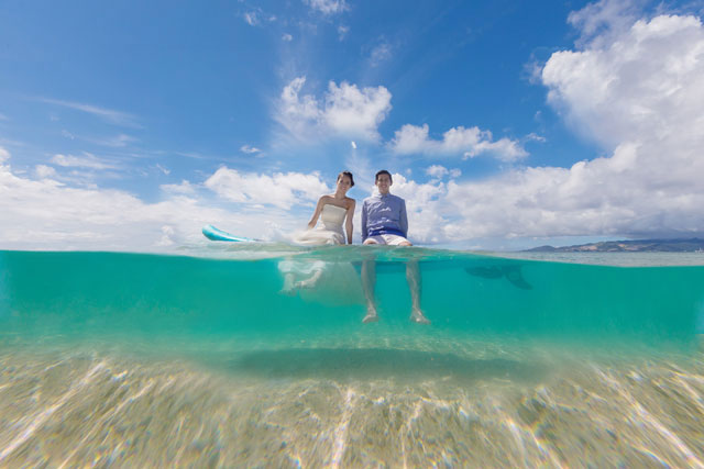 澄んだ沖縄の天然ビーチで水中ウェディングフォト｜沖縄ウェディングオンライン