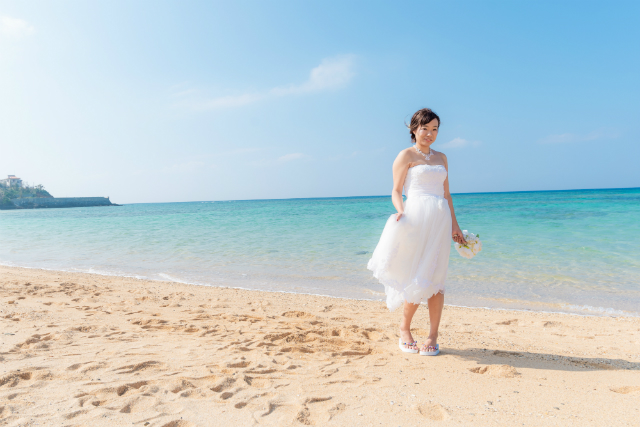沖縄フォトウェディング先輩花嫁のミモレ丈ドレス