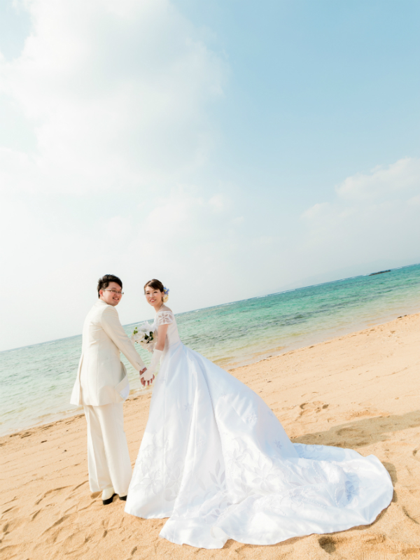 沖縄フォトウェディング先輩花嫁のプリンセスラインドレス