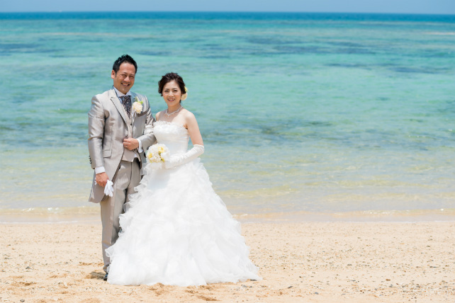 沖縄フォトウェディング先輩花嫁のふんわりプリンセスラインドレス