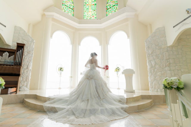 沖縄チャペルフォトウェディング先輩花嫁のチャペルラインドレス