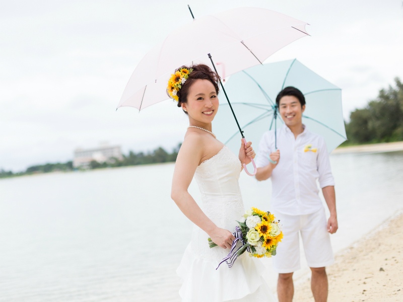 石垣島のビーチで傘をさして前撮り＆フォトウェディング