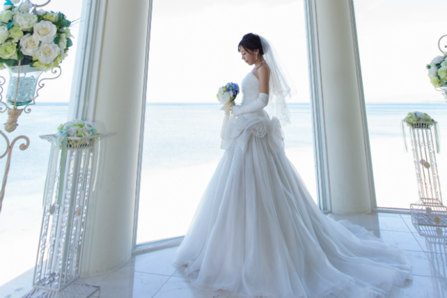 沖縄チャペルフォトウェディング先輩花嫁のAラインドレス
