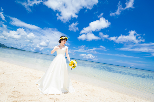 沖縄フォトウェディング先輩花嫁の袖有りＡラインドレス