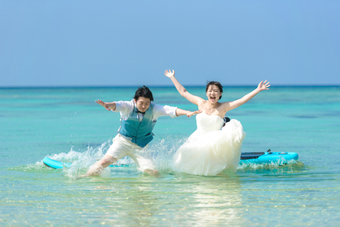 恩納村の天然ビーチでトラッシュザドレスウェディング｜沖縄ウェディングオンライン