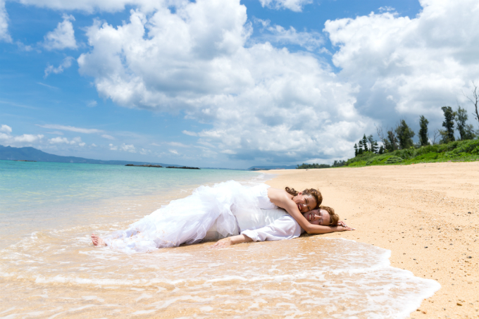 ウェディングドレスのまま海に入って撮影｜沖縄ウェディングオンライン