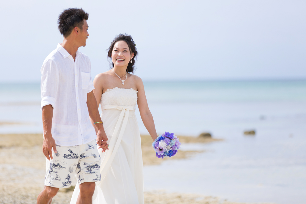 沖縄フォトウェディング先輩花嫁のエンパイアラインドレス
