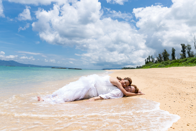 恩納村の天然ビーチでウェディングドレスのまま海に入ってフォトウェディング｜沖縄ウェディングオンライン