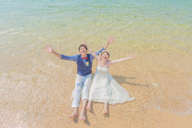 恩納村の天然ビーチでドレスのまま海に入ってフォトウェディング｜沖縄ウェディングオンライン