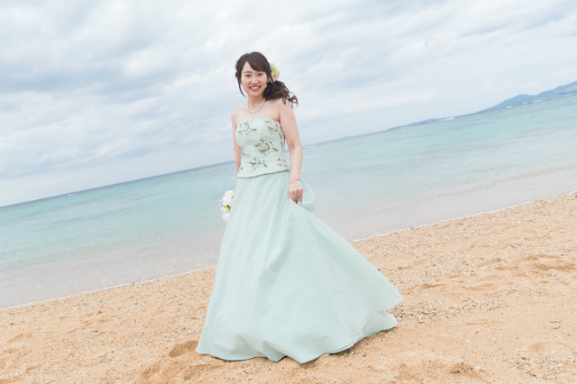 沖縄ビーチフォトウェディングカラードレス緑色