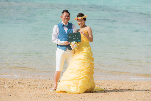 沖縄ビーチフォトウェディングカラードレス黄色