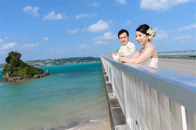 古宇利島大橋でのウェディングショット｜沖縄ウェディングオンライン