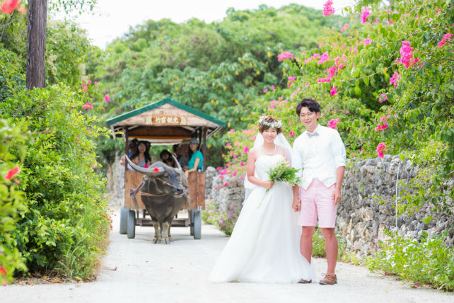 新婚旅行　竹富島でフォトウェディング｜沖縄ウェディングオンライン