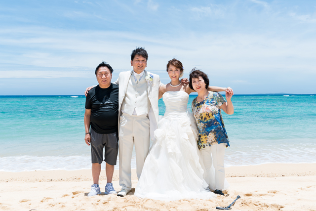 両親と一緒に沖縄でフォトウェディング｜沖縄ウェディングオンライン