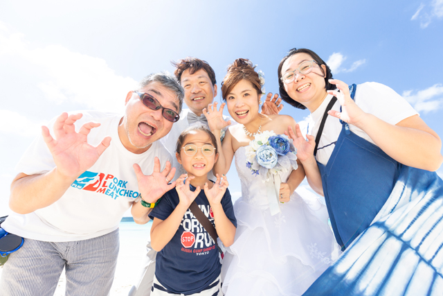 沖縄家族旅行でフォトウェディング｜沖縄ウェディングオンライン