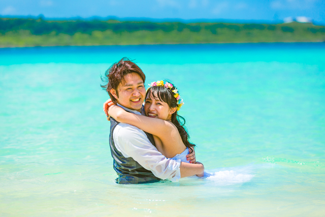 新婚旅行　与那覇前浜ビーチでフォトウェディング｜沖縄ウェディングオンライン
