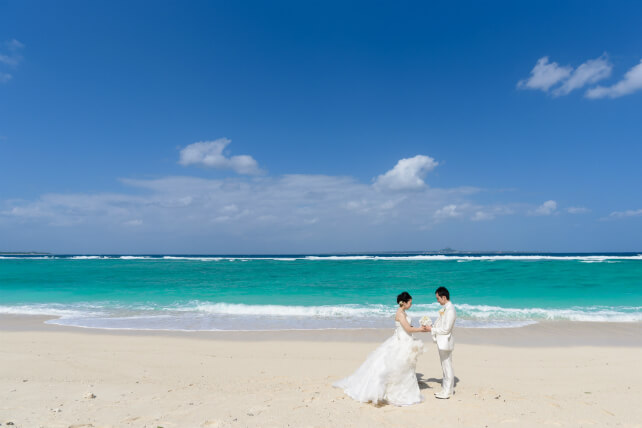 沖縄の空と海の境い目で、永久の愛を誓う