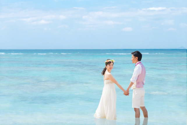 沖縄の海にドレスとタキシードで入って･･･