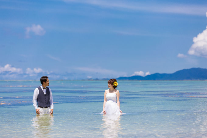 澄んだ石垣島の天然ビーチでウエディングドレスのまま海に入って撮影