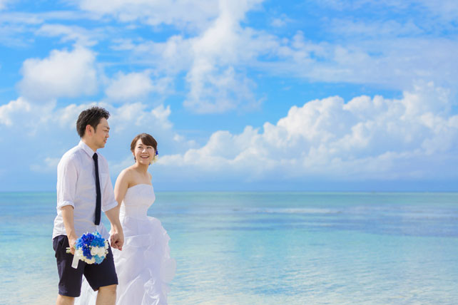 沖縄の青い海の目の前でビーチ挙式