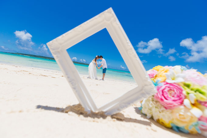 沖縄の広い海白い砂浜をふたりじめ