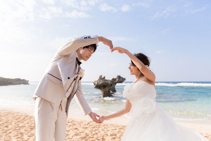 沖縄の青い海の目の前でビーチ挙式