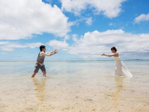 沖縄の海で水をかけあう定番写真