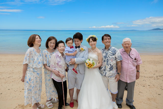家族旅行も兼ねて沖縄フォトウェディング みんなの輝く瞬間をファミリーフォトで記念に残そう 沖縄ウェディングオンライン