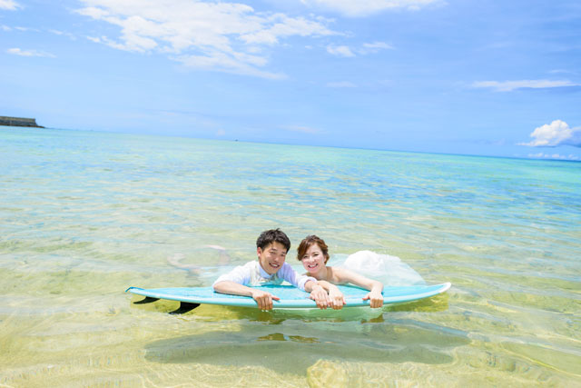 ドレスのまま海へダイブ 沖縄の海で叶うフォトウェディング 沖縄ウェディングオンライン