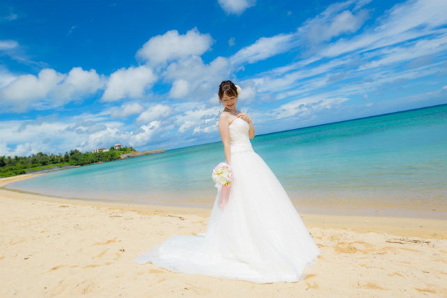 沖縄フォトウェディング先輩花嫁のＡラインドレス
