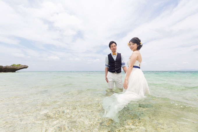 石垣島の天然ビーチで青空に向かってジャーーンプ！！