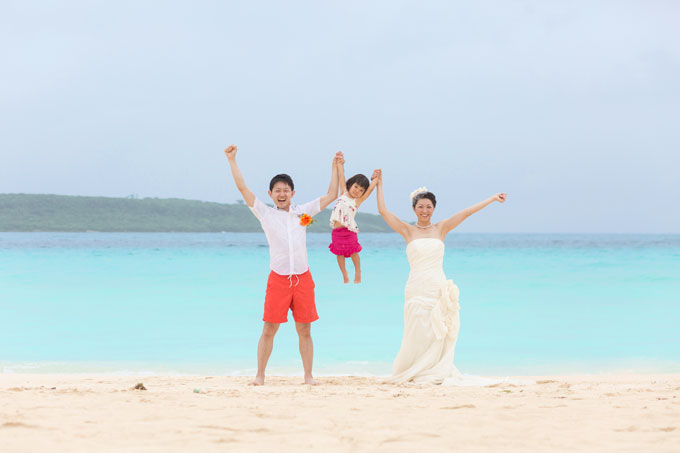 宮古島の海をバックに家族写真を撮影