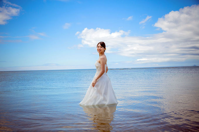 沖縄の海にドレスのまま入れるフォトウェディングも人気