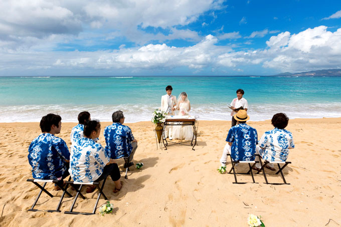 沖縄でビーチ挙式 美しい海をバックに愛を誓い合おう 沖縄ウェディングオンライン
