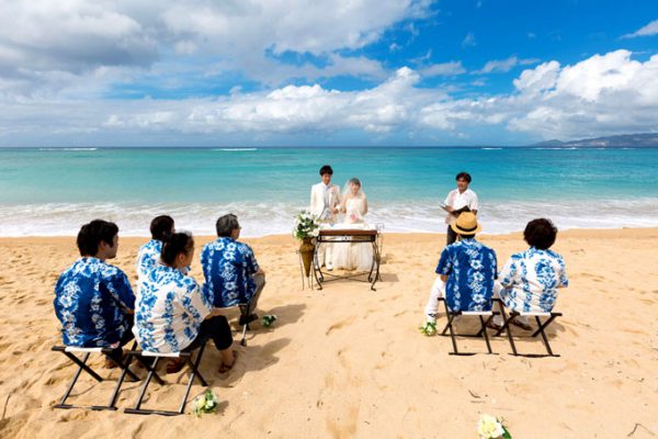 沖縄でビーチ挙式！美しい海をバックに愛を誓い合おう