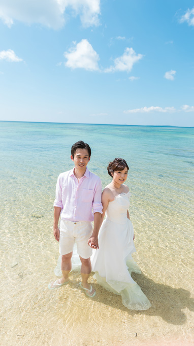 ドレスのまま海に入って、沖縄の絶景をウェディングフォトに収めて