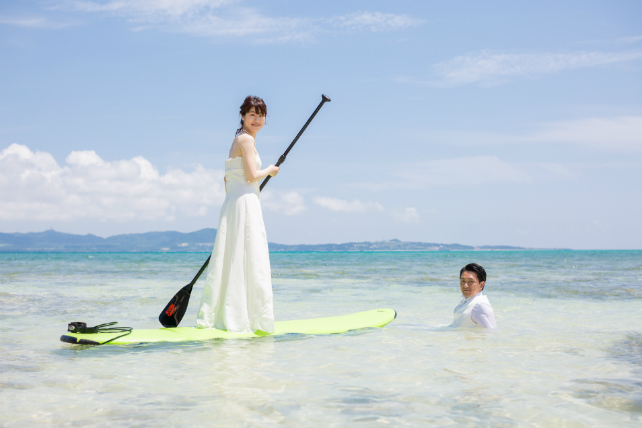 ウェディングドレスのまま海に入れるフォトウェディング｜沖縄ウェディングオンライン
