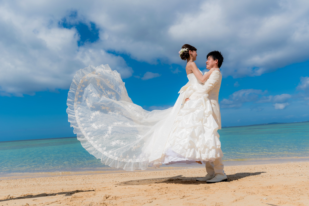 これで沖縄フォトウェディングは絶対成功 新郎の衣装とシーンやポーズ134選 沖縄ウェディングオンライン