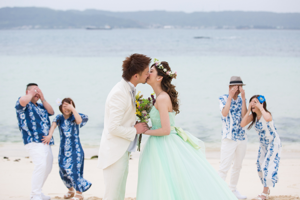 これで沖縄フォトウェディングは絶対成功 新郎の衣装とシーンやポーズ134選 沖縄ウェディングオンライン