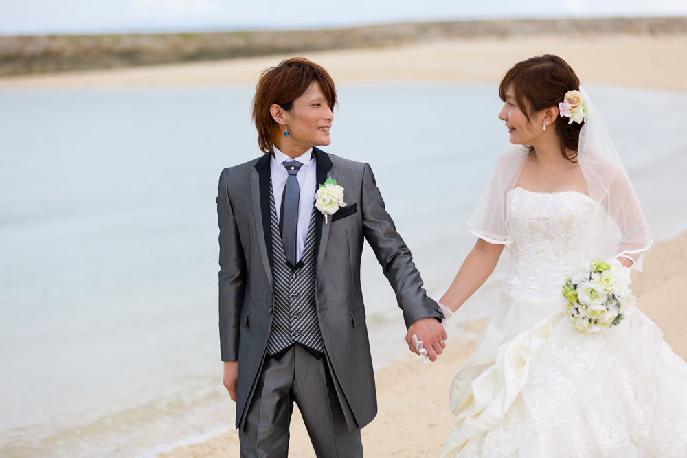 これで沖縄フォトウェディングは絶対成功 新郎の衣装とシーンやポーズ134選 沖縄ウェディングオンライン