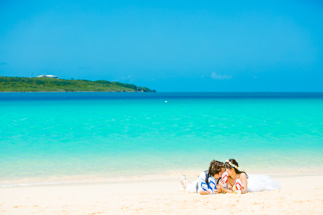 東洋一美しい与那覇前浜ビーチでトラッシュザドレス｜沖縄ウェディングオンライン