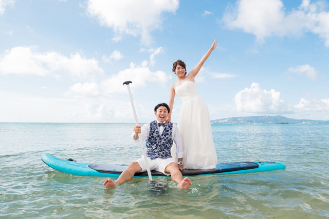 沖縄の美しい海でトラッシュザドレス｜沖縄ウェディングオンライン
