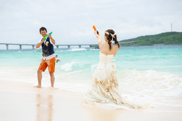 トラッシュザドレスは最高に楽しい思い出体験に｜沖縄ウェディングオンライン