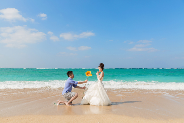 二人の愛の証にトラッシュザドレス｜沖縄ウェディングオンライン