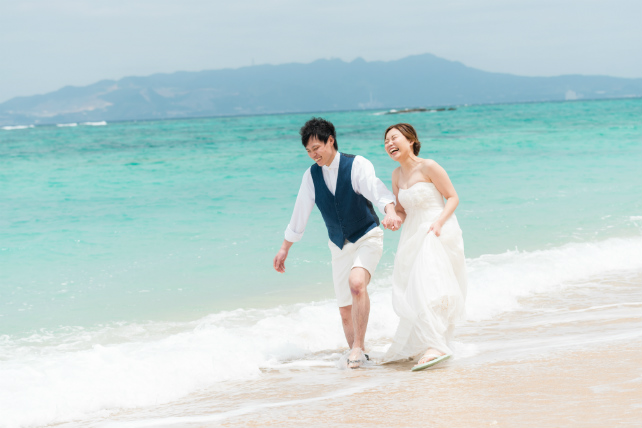 沖縄でドレスのまま海に入るビーチフォト